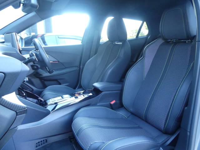 2025 Peugeot 2008 1.2 Hybrid 136 GT 5dr e-DSC6
