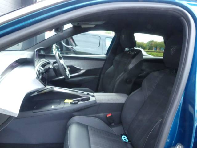 2025 Peugeot 3008 1.2 Hybrid 145 GT 5dr e-DSC6